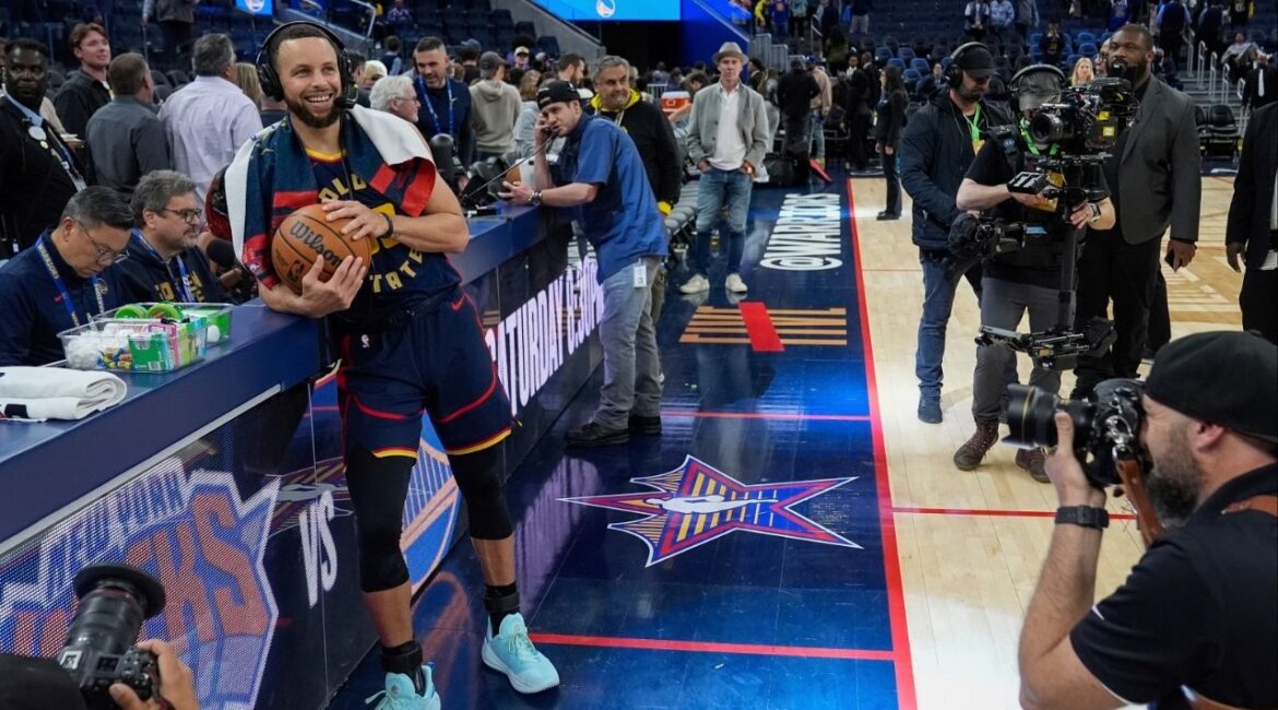 Golden State Warriors guard Stephen Curry, left, is interviewed after the team's victory over the Sacramento Kings in an NBA basketball game Thursday, March 13, 2025, in San Francisco. (AP/Godofredo A. Vásquez)
