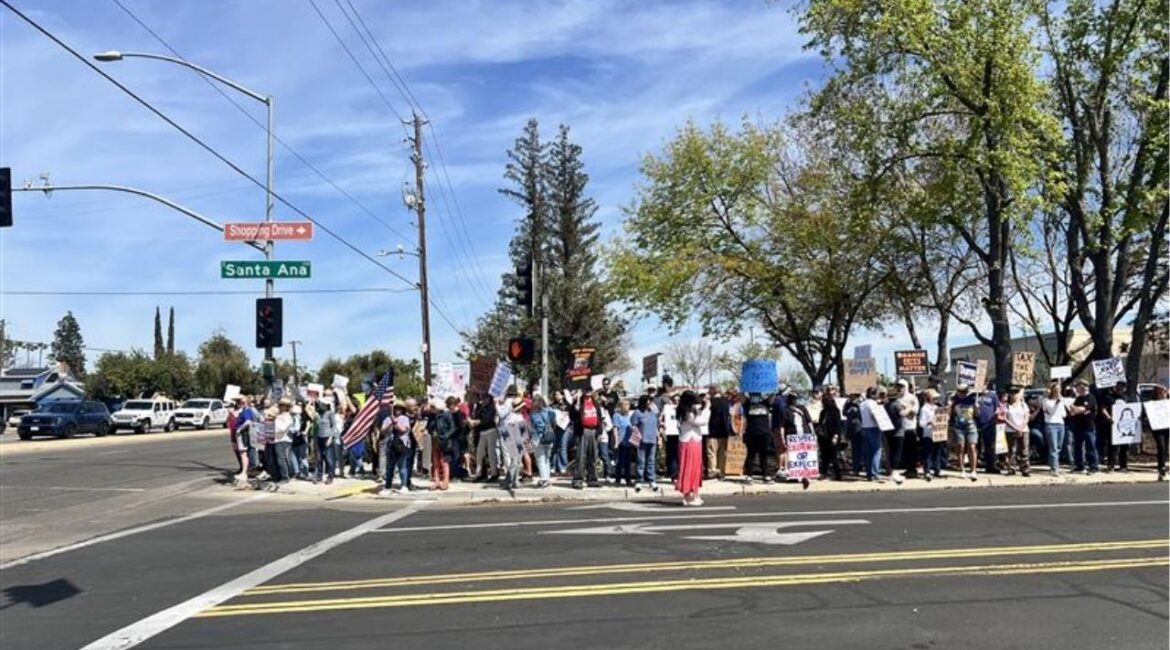 Protestors lined up the sidewalks on Fresno Street and Shopping Drive by Fashion Fair Mall on Saturday, April 4, 2025. (GV Wire/Anthony W. Haddad)