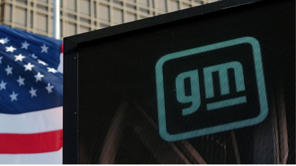 The new GM logo is seen on the facade of the General Motors headquarters in Detroit, Michigan, U.S., March 16, 2021. Picture taken March 16, 2021. (REUTERS/Rebecca Cook/File Photo)