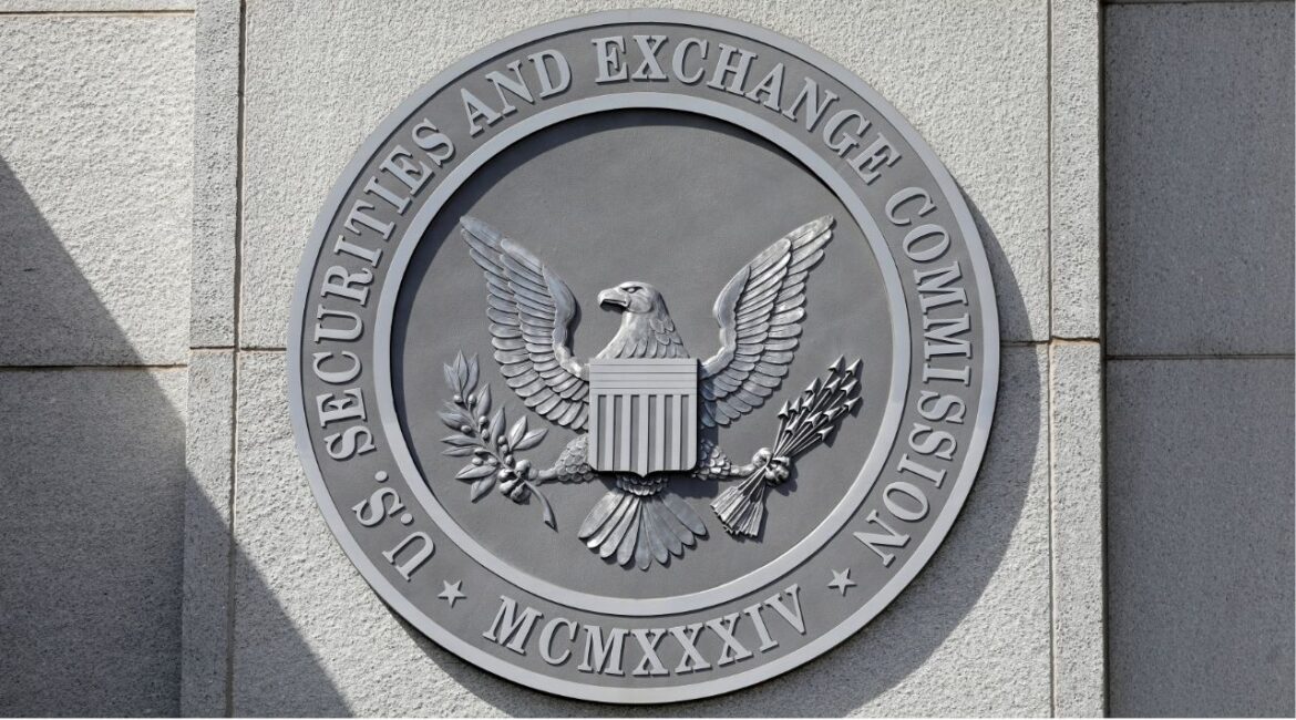 The seal of the U.S. Securities and Exchange Commission (SEC) is seen at their headquarters in Washington, D.C., U.S., May 12, 2021. Picture taken May 12, 2021. (REUTERS/Andrew Kelly/File Photo)