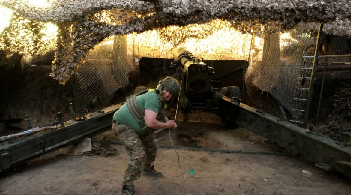 A Ukrainian serviceman fires a howitzer in Kharkiv region, Ukraine, May 27, 2025. REUTERS/Anatolii Stepanov