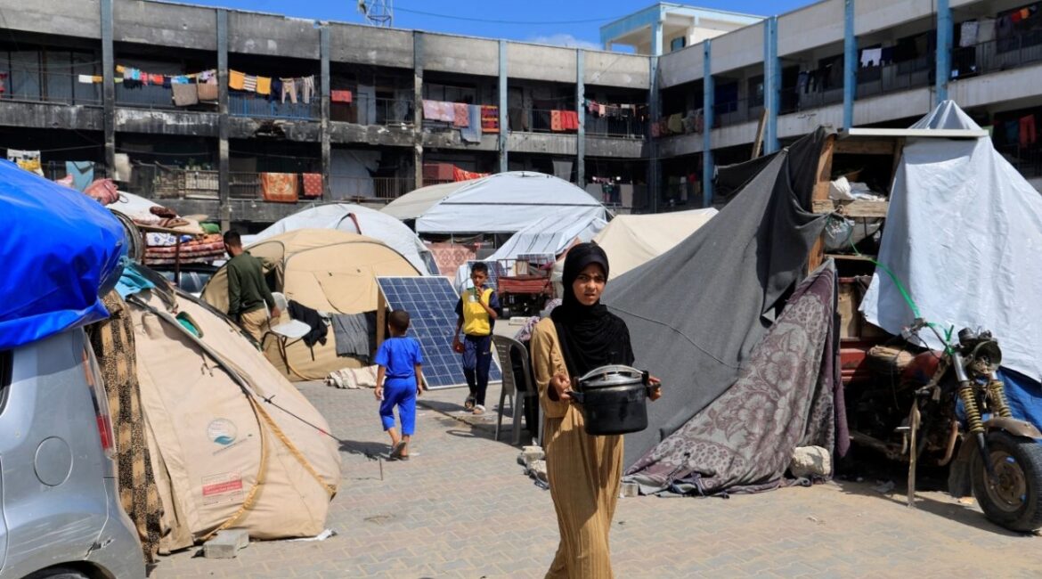 Palestinians, displaced by the Israeli military offensive, shelter in a UNRWA school, in Khan Younis in the southern Gaza Strip, May 28, 2025. REUTERS/Hatem Khaled