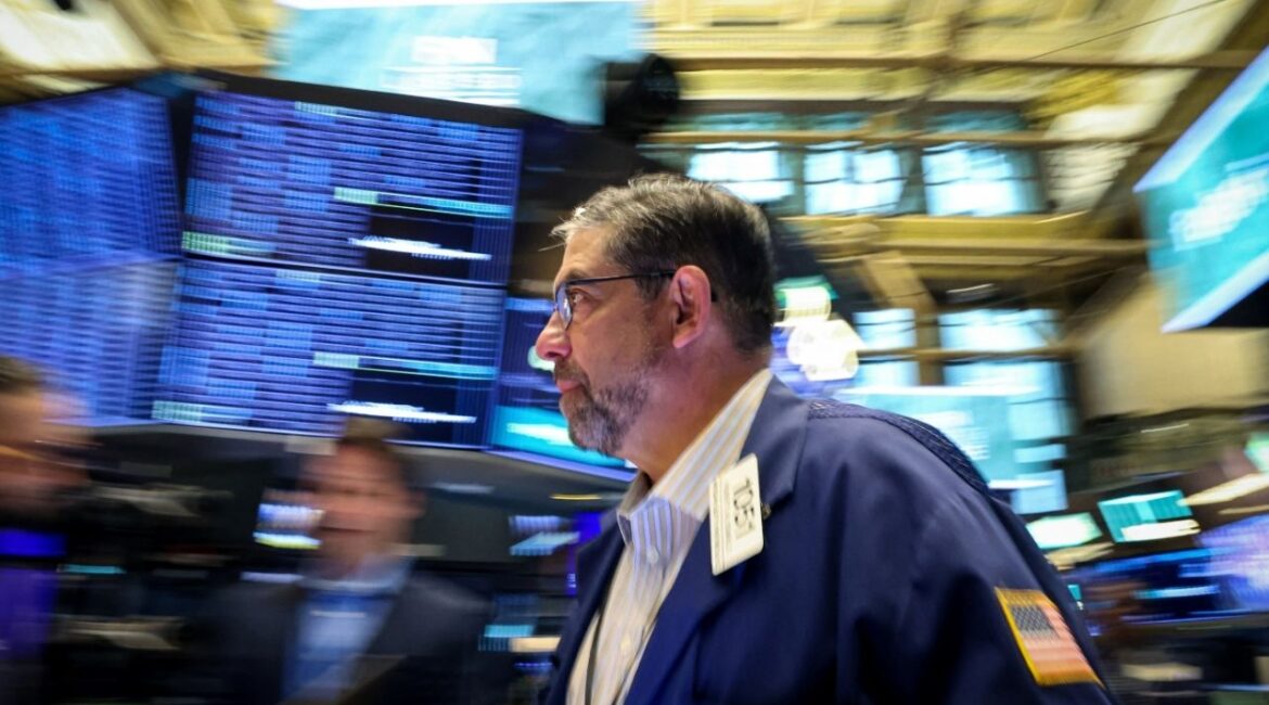 Traders work on the floor at the New York Stock Exchange (NYSE) in New York City, U.S., May 13, 2025. REUTERS/Brendan McDermid/File Photo