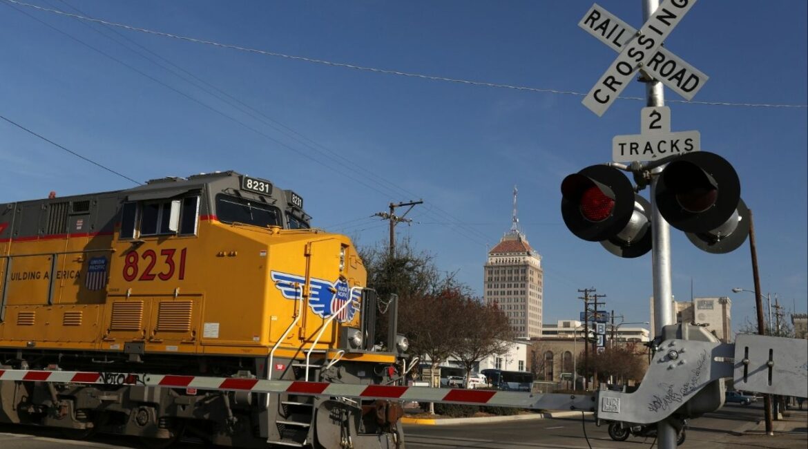 A freight locomotive rolls across an intersection in Fresno, California January 6, 2015. REUTERS/Robert Galbraith/File Photo