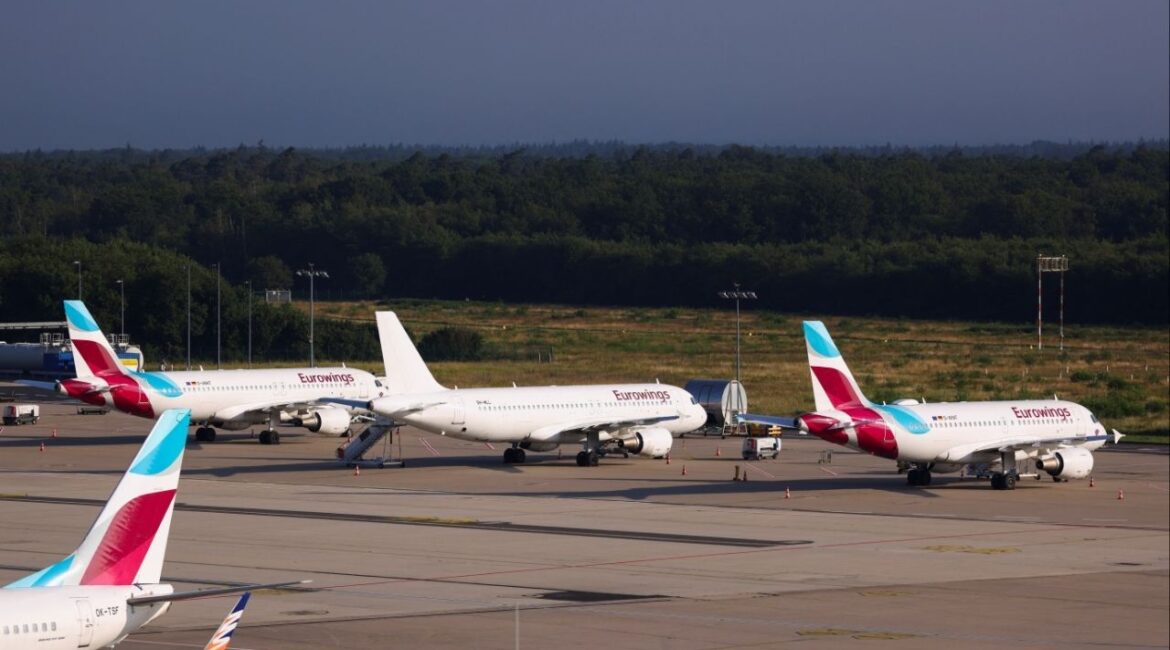 A view of airplanes parked on the tarmac at Cologne-Bonn airport on the day activists of the "Letzte Generation" (Last Generation) protest for a change in climate policy, in Cologne, Germany, August 15, 2024. REUTERS/Thilo Schmuelgen/File Photo