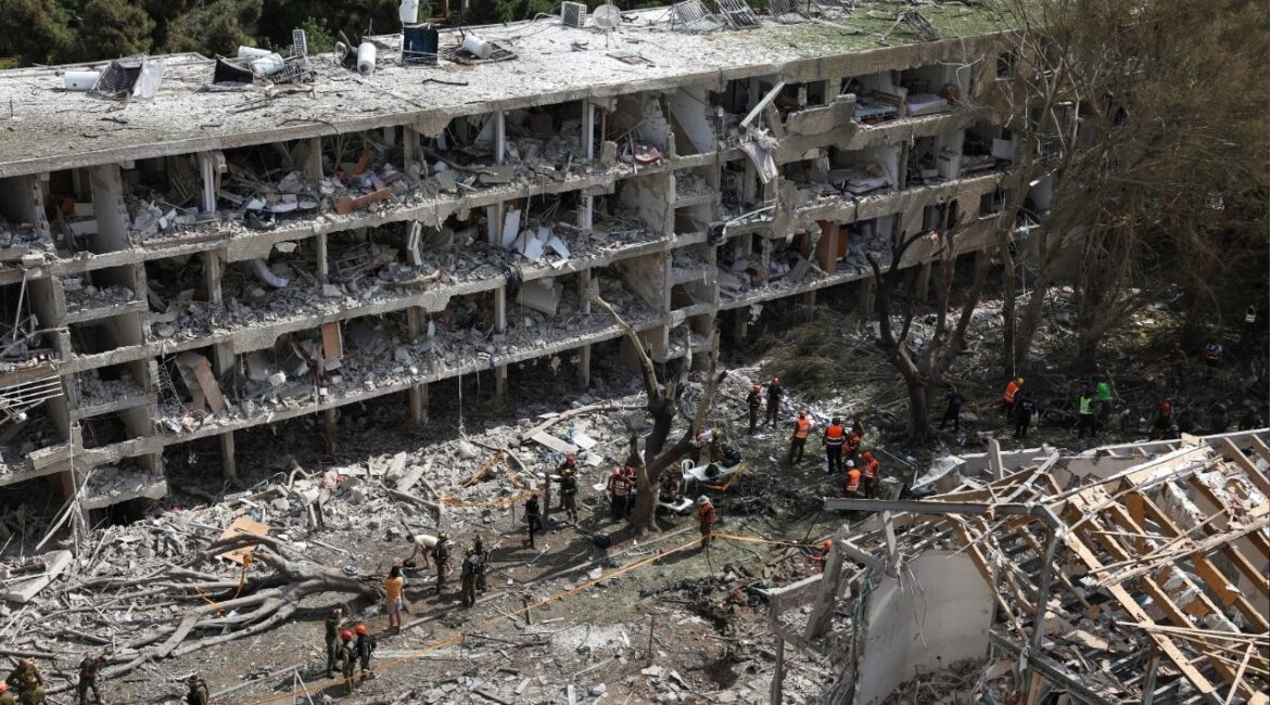 Emergency personnel work at an impact site following a missile attack from Iran on Israel, amid the Iran-Israel conflict, in Tel Aviv, Israel, June 22, 2025. REUTERS/Violeta Santos Moura