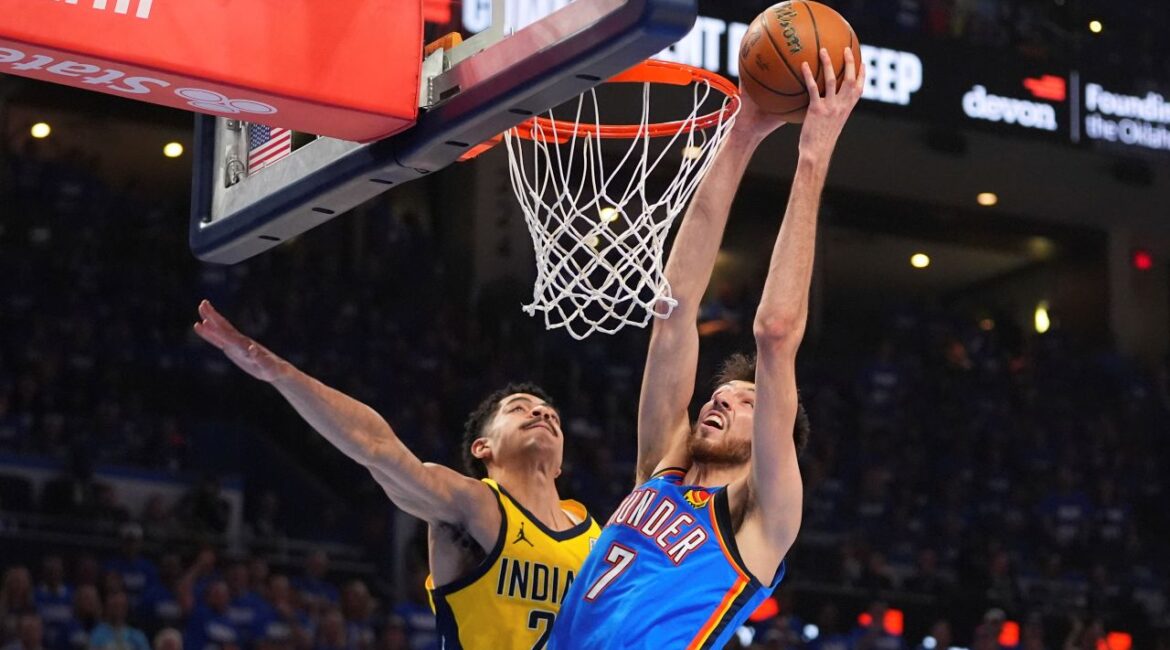 Holmgren Dunks Over Sheppard