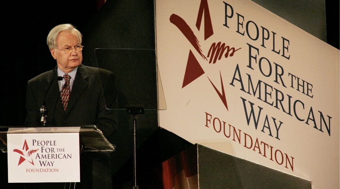 Journalist Bill Moyers delivers the keynote speech at the People for the American Way Foundation's Spirit of Liberty dinner in Beverly Hills September 21, 2004. (Reuters File)