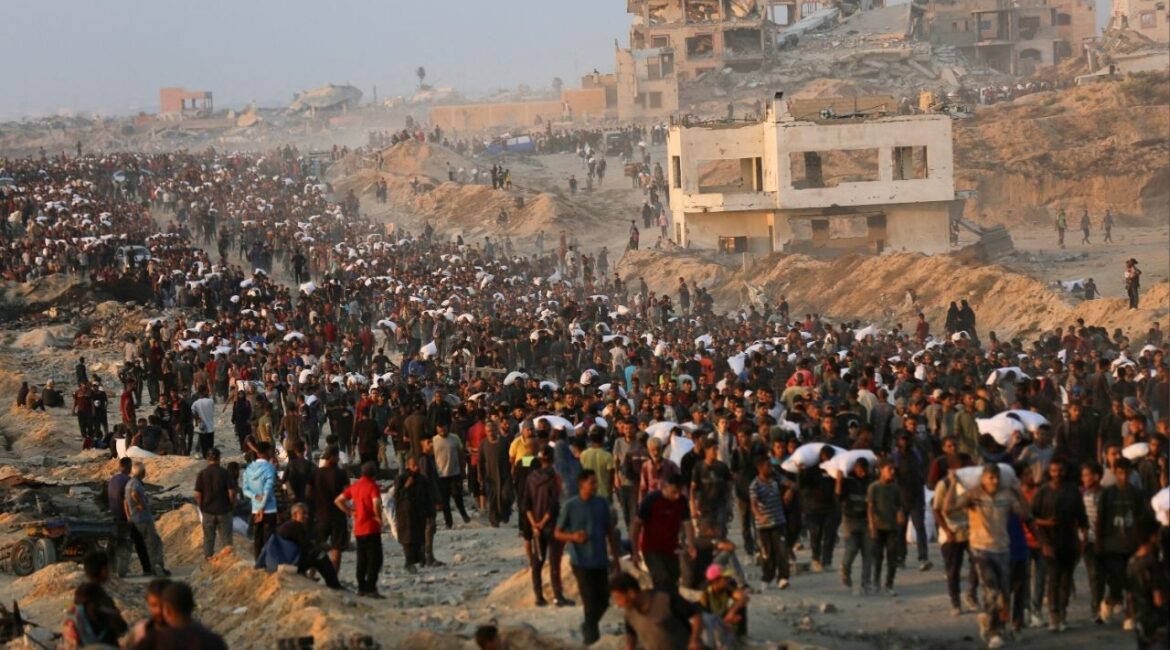 Palestinians gather to receive aid supplies in Beit Lahia, in the northern Gaza Strip, June 17, 2025. REUTERS/Stringer/File Photo