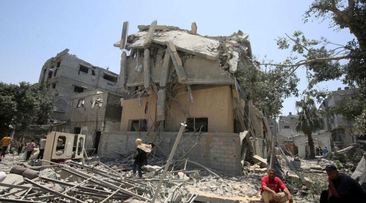 Palestinians inspect the damage at the site of an Israeli strike on a house, in Gaza City, June 1, 2025. REUTERS/Mahmoud Issa