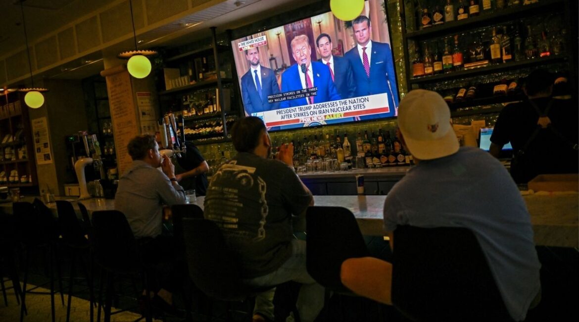 Patrons of the Chapel Street Cafe watch as U.S. President Donald Trump delivers an address to the nation following U.S. strikes on Iran's nuclear facilities, in Chicago, Illinois, U.S. June 21, 2025. (Reuters/Dylan Martinez)