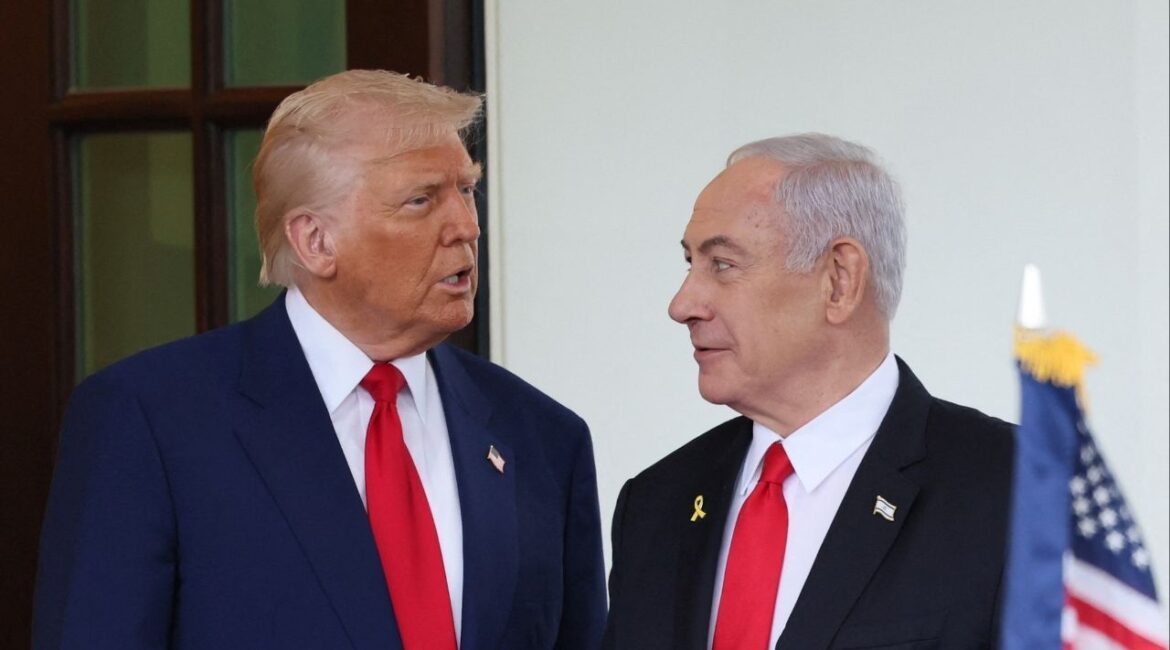 President Donald Trump welcomes Israeli Prime Minister Benjamin Netanyahu at the entrance of the White House in Washington, D.C., U.S., April 7, 2025. REUTERS/Leah Millis/File Photo