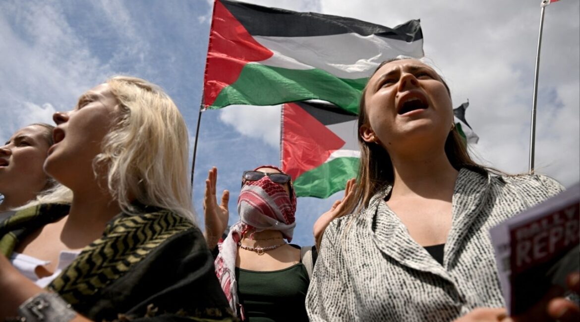 Pro-Palestinian demonstrators gather in protest against Britain's Home Secretary Yvette Cooper's plans to proscribe the "Palestine Action" group in the coming weeks, in London, Britain, June 23, 2025. (Reuters/Jaimi Joy)