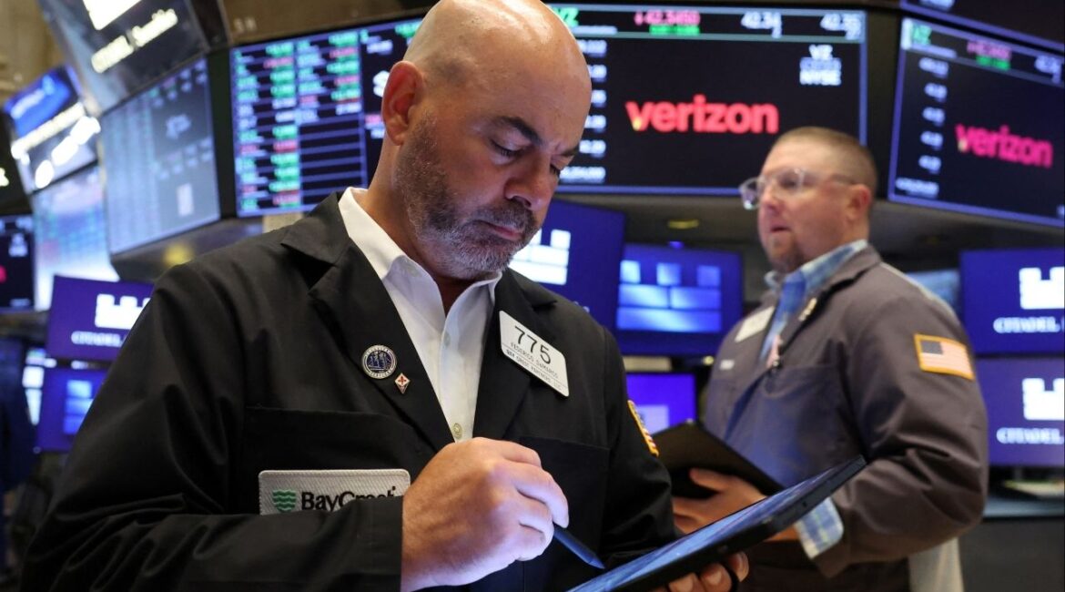 Traders work on the floor at the New York Stock Exchange (NYSE) in New York City, U.S., June 30, 2025. (Reuters/Brendan McDermid)
