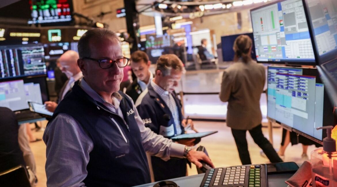Traders work on the floor at the New York Stock Exchange (NYSE) in New York City, U.S., May 30, 2025. REUTERS/Jeenah Moon/File Photo