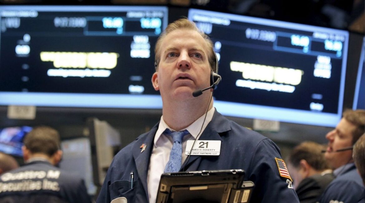 Traders work on the main trading floor of the New York Stock Exchange shortly after the opening bell of the trading session in New York, January 15, 2016. (Reuters File)