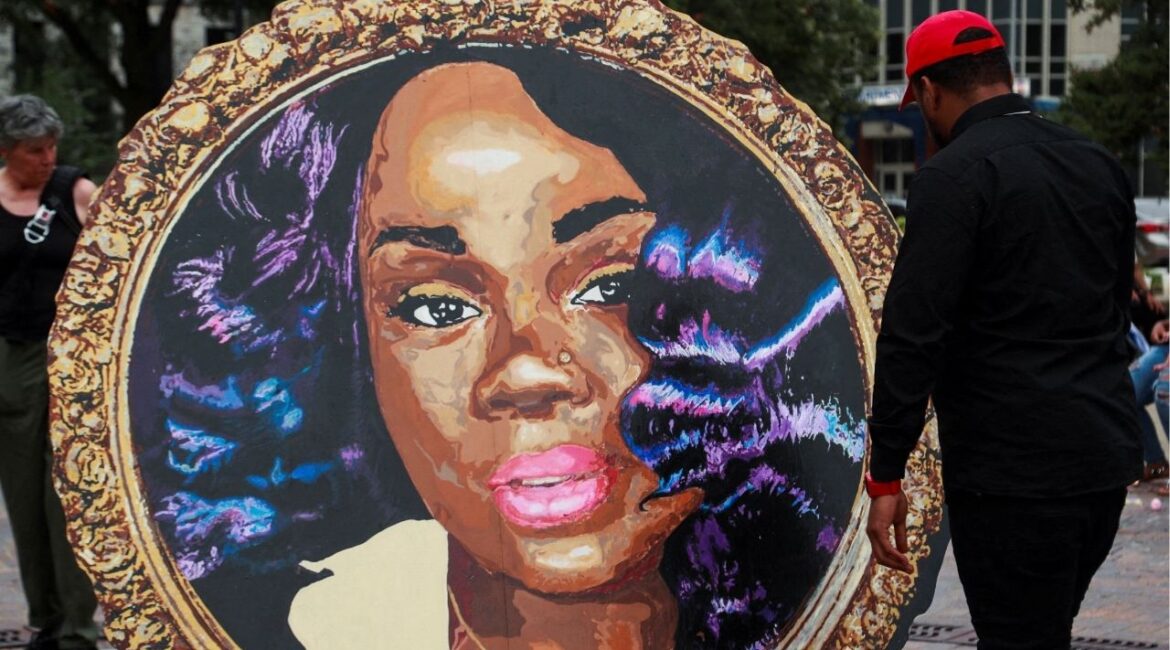 Breonna Taylor’s art is seen in Jefferson Square after the announcement that the FBI arrested and brought civil rights charges against four current and former Louisville police officers for their roles in the 2020 fatal shooting of Breonna Taylor, in Louisville, Kentucky, U.S., August 4, 2022. (Reuters/Amira Karaoud)