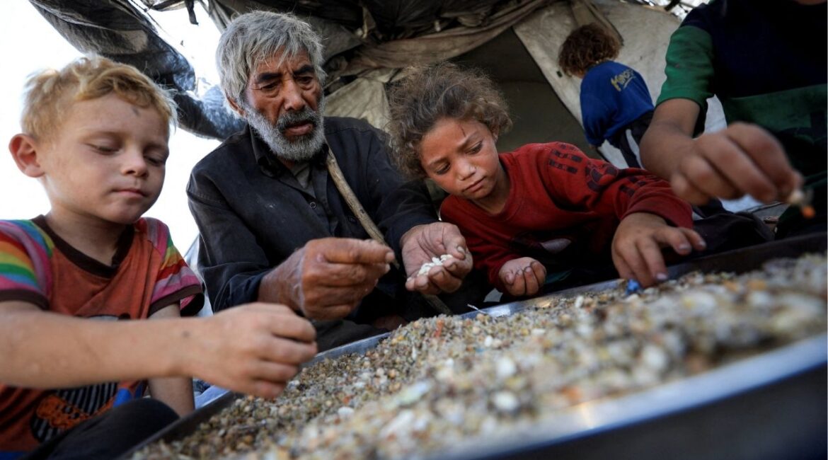 Displaced Palestinians who have not received humanitarian aid gather as they survive on leftover food, amid a hunger crisis, in Gaza, July 28, 2025. REUTERS/Dawoud Abu Alkas TPX IMAGES OF THE DAY