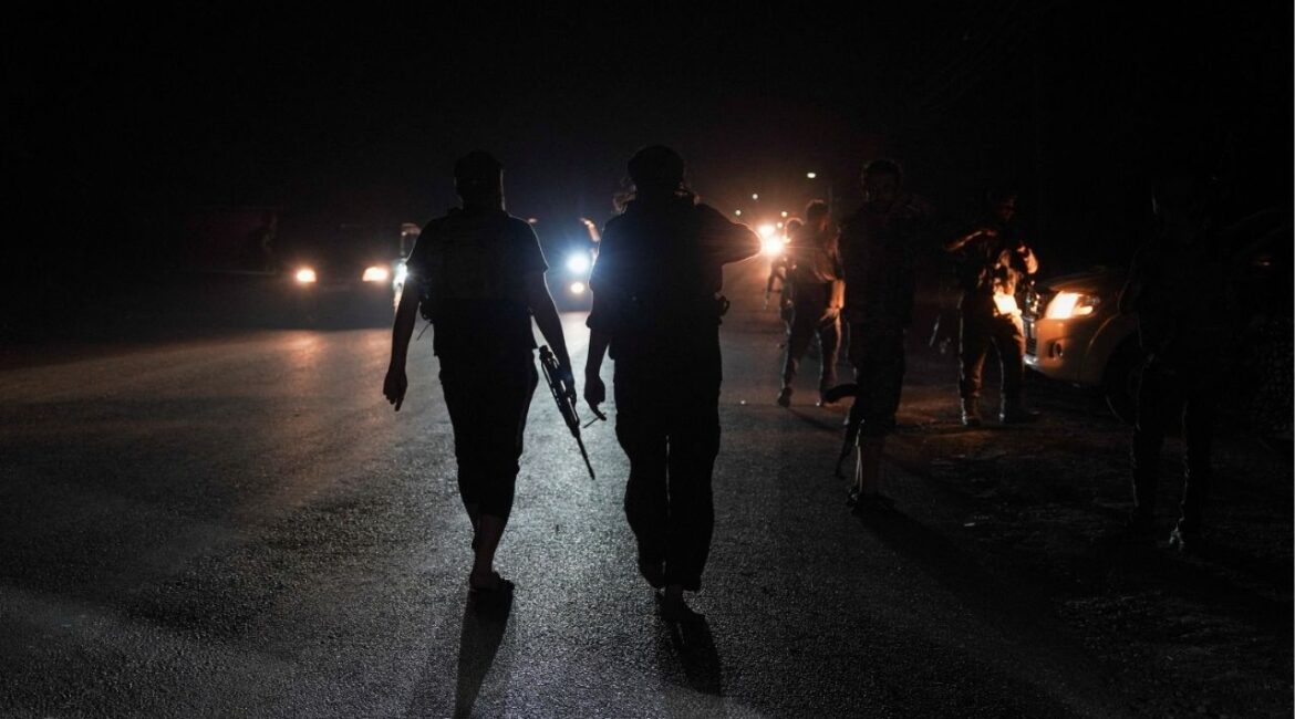 Members of Syrian security forces walk on a road in Sweida countryside, as vehicles transporting other Syrian security forces make their way out of the predominantly Druze city of Sweida, Syria, July 16, 2025. (Reuters File)