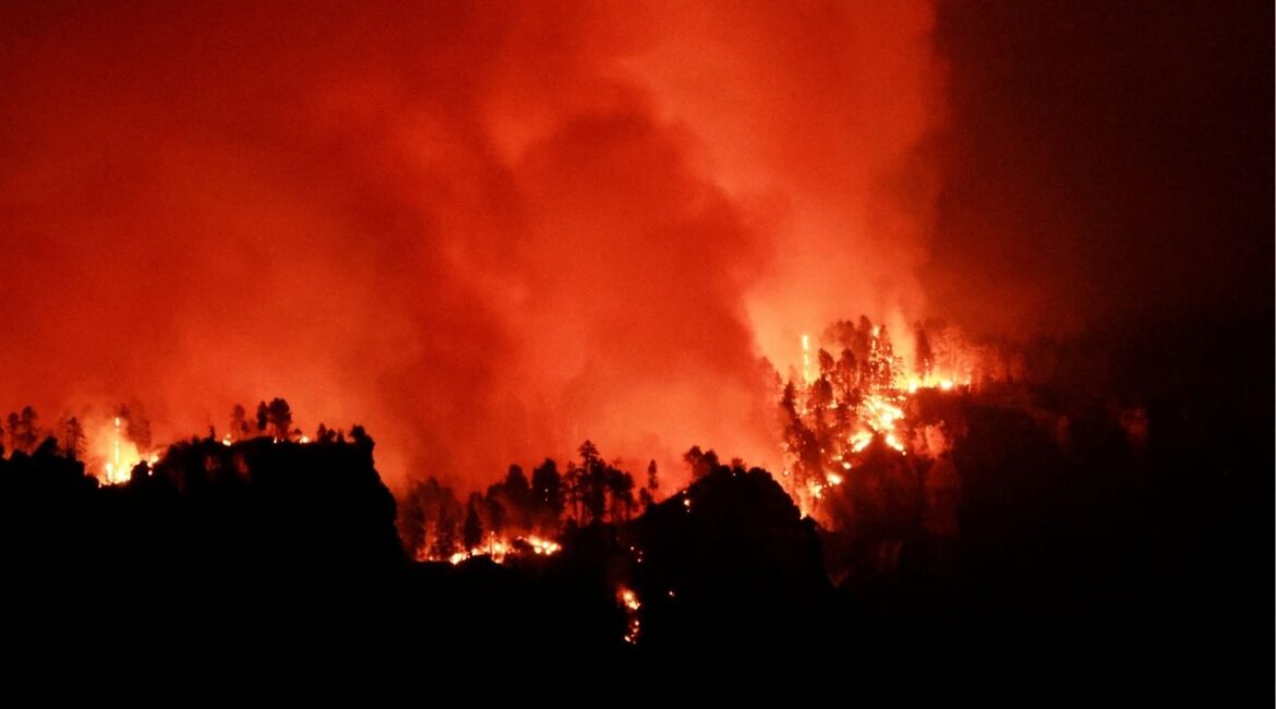The Dragon Bravo Fire burns on the northern rim as seen from Grandeur Point on the southern rim of Grand Canyon, Arizona, U.S. July 14, 2025. (Reuters File)