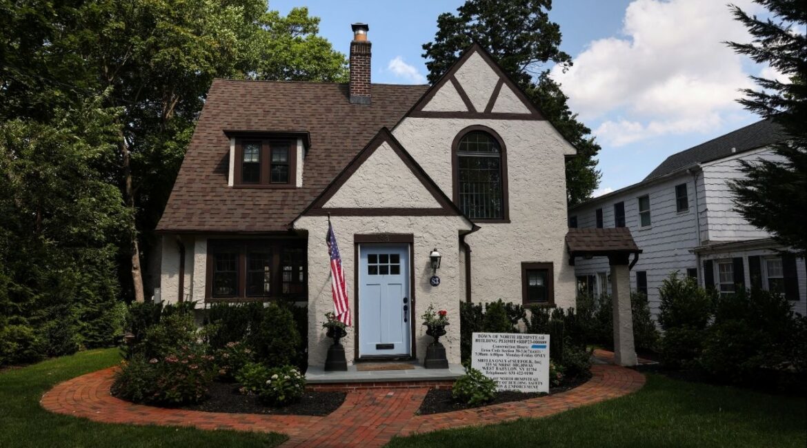 A Town of North Hempstead building permit stands in front of a home on the North Shore of Long Island city of Manhasset, New York, U.S., August 13, 2025. (Reuters File)