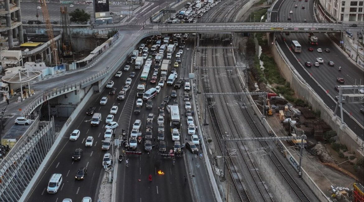 A drone view of protesters setting fire and blocking the Ayalon highway in Tel Aviv during a demonstration demanding the immediate end of the war and the release of all hostages who were kidnapped during the deadly October 7, 2023, attack on Israel by Hamas, in Tel Aviv, Israel, August 26, 2025. REUTERS/Aviv Atlas