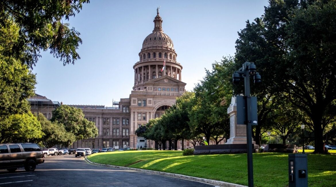 Cars are parked outside the Texas Capitol building, amid a redistricting battle between Republican and Democratic state lawmakers, in Austin, Texas, U.S., August 20, 2025. (Reuters/Sergio Flores)