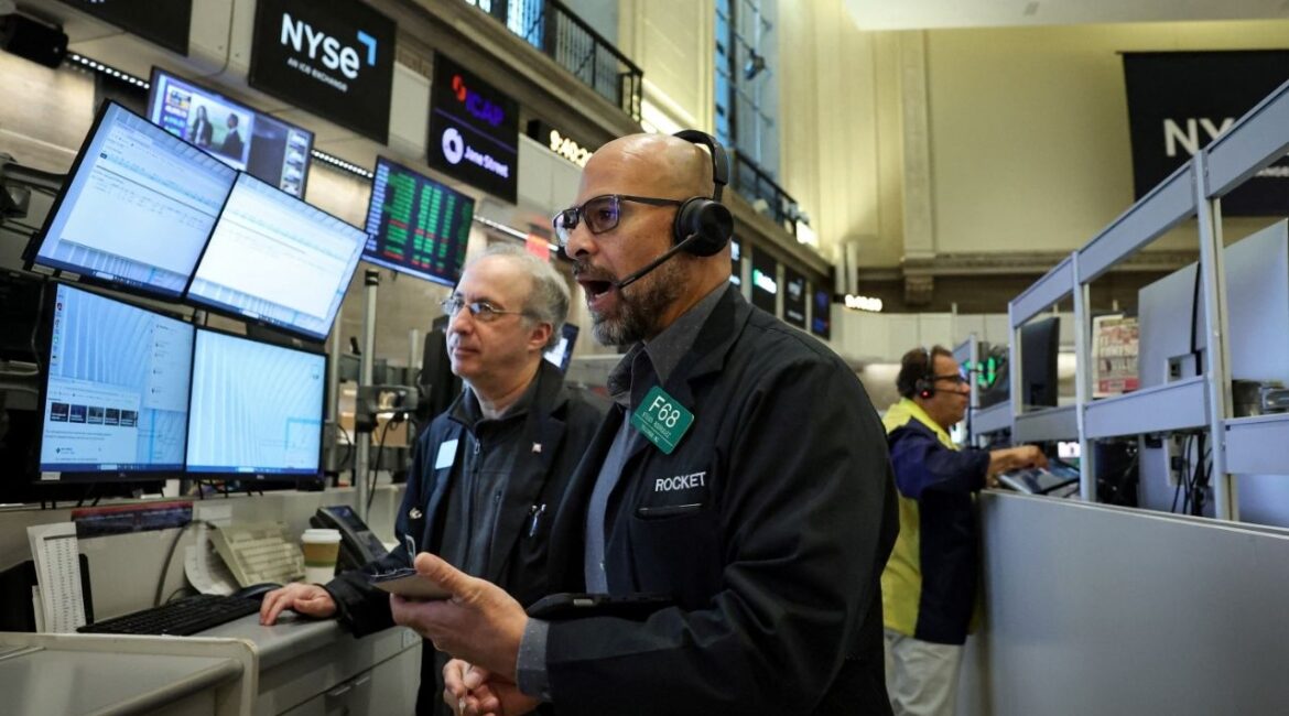 Futures-options traders work on the floor at the American Stock Exchange (AMEX) at the New York Stock Exchange (NYSE) in New York City, U.S., August 22, 2025. (Reuters File)