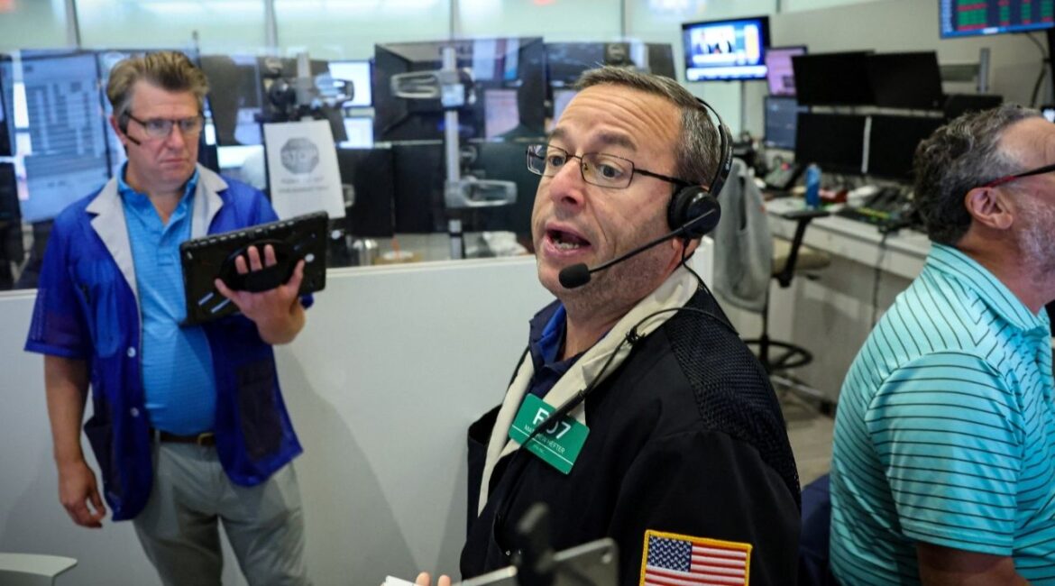 Futures-options traders work on the floor at the American Stock Exchange (AMEX) at the New York Stock Exchange (NYSE) in New York City, U.S., August 22, 2025. (Reuters/Brendan McDermid)