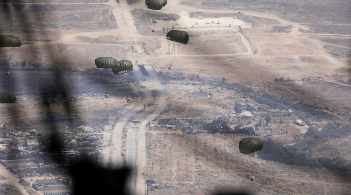 Jordanian military personnel airdrop aid parcels over Gaza, August 17, 2025. (Reuters/Alaa Al Sukhni)