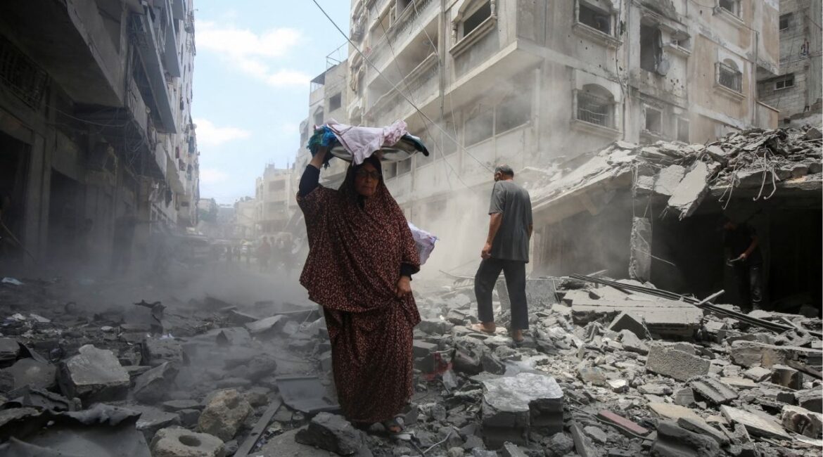 Palestinians inspect the site of a morning Israeli strike on a house, in Gaza City, August 8, 2025. (Reuters/Mahmoud Issa)