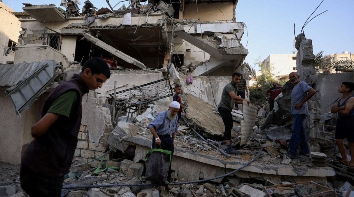 Palestinians inspect the site of an overnight Israeli strike on a house, in Gaza City, August 20, 2025. (Reuters/Dawoud Abu Alkas)