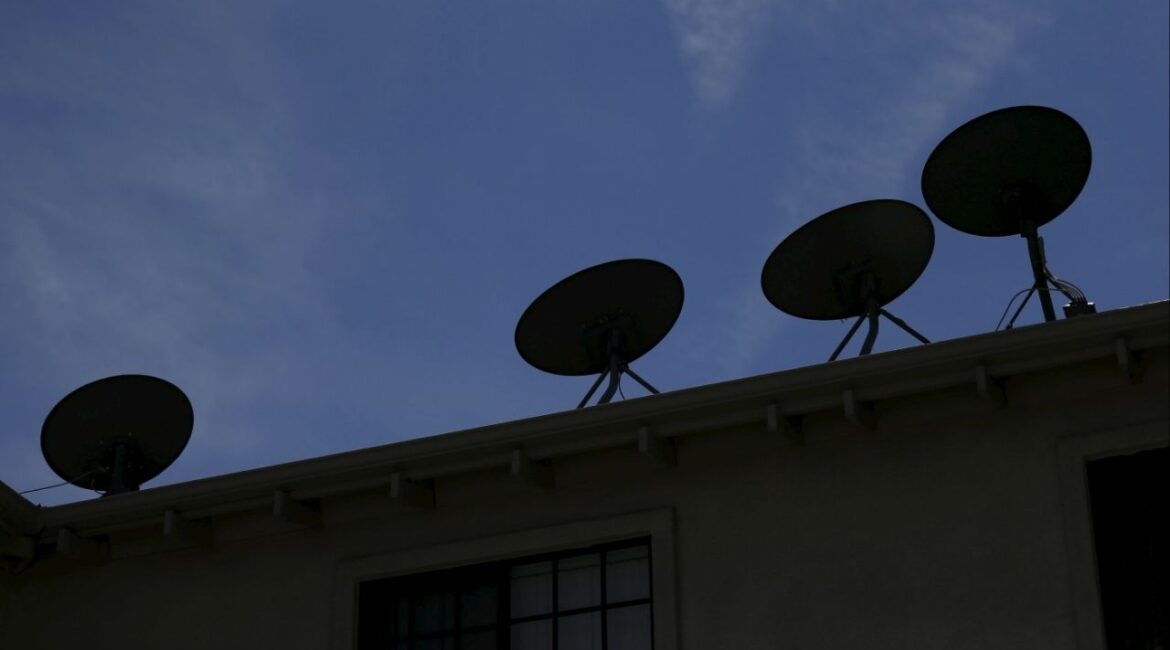Satellite dishes are pictured in Pasadena, U.S., April 20, 2016. (Reuters/Mario Anzuoni)
