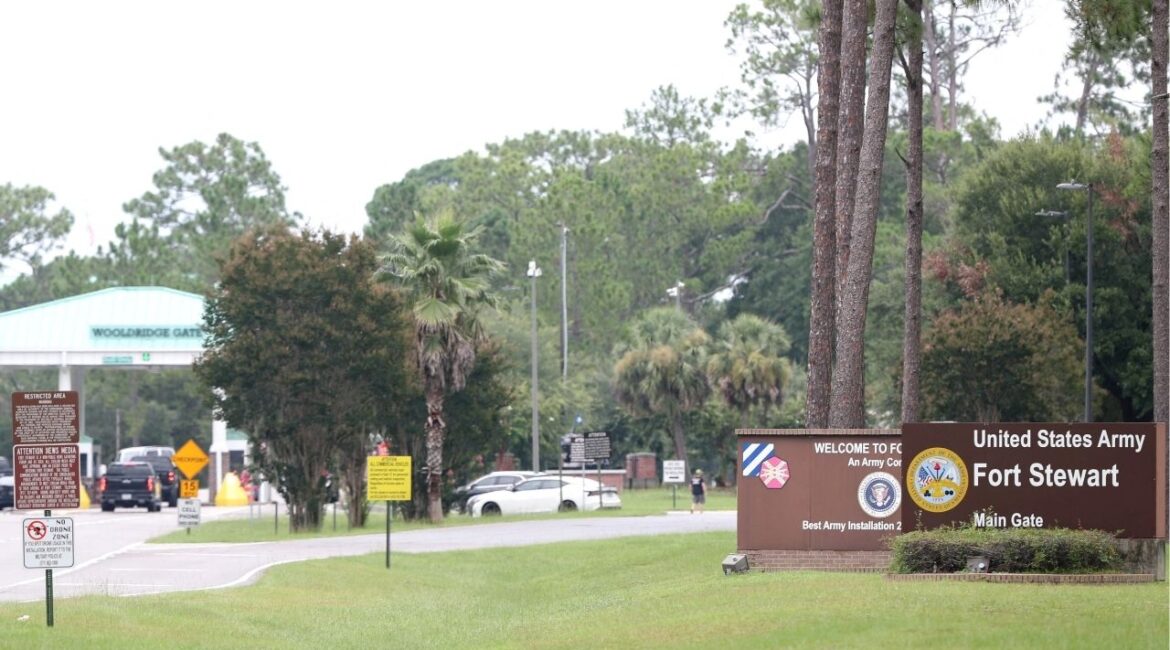 Traffic enters Fort Stewart at the main entrance gate following an active shooter incident on the U.S. Army base located in Hinesville, Georgia, U.S. August 6, 2025. Richard Burkhart/USA Today Network via REUTERS.