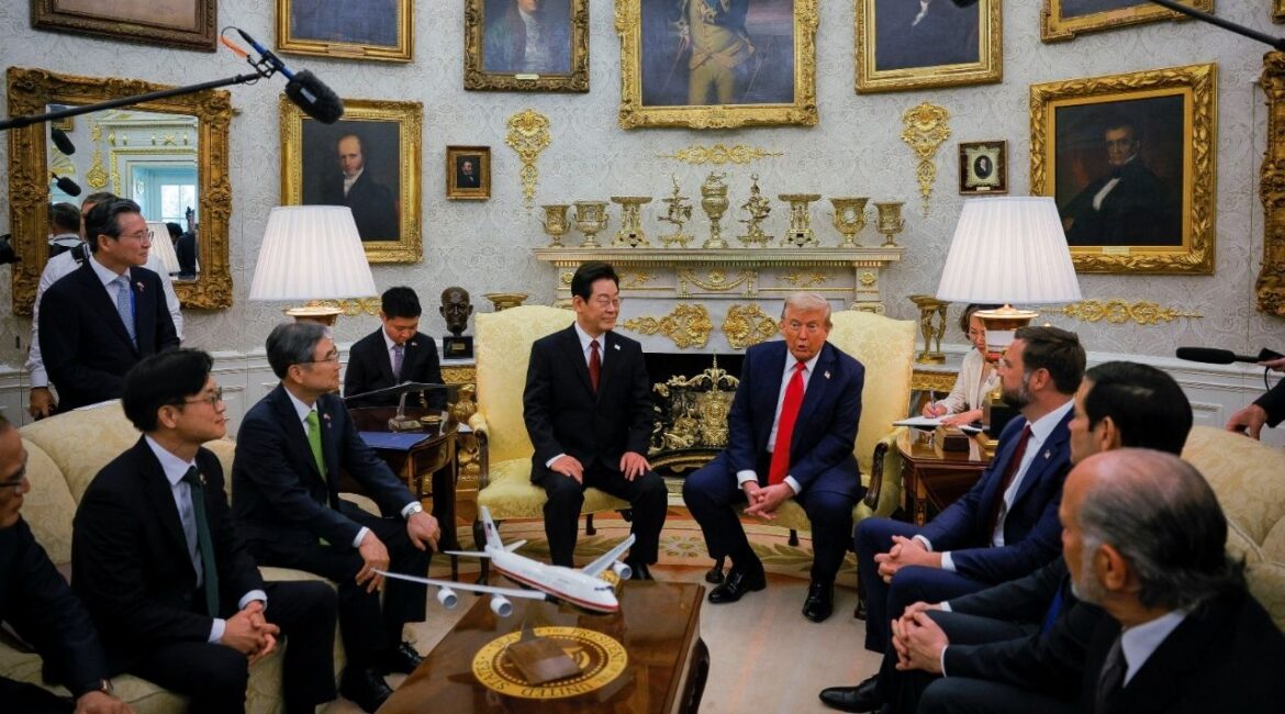 U.S. President Donald Trump meets with South Korean President Lee Jae Myung at the Oval Office, at the White House, in Washington, D.C., U.S., August 25, 2025. (Reuters/Brian Snyder)