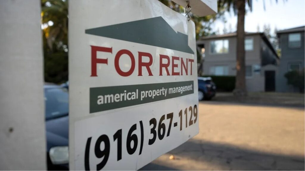 A for rent sign in Sacramento on June 28, 2022. Photo by Miguel Gutierrez Jr., CalMatters