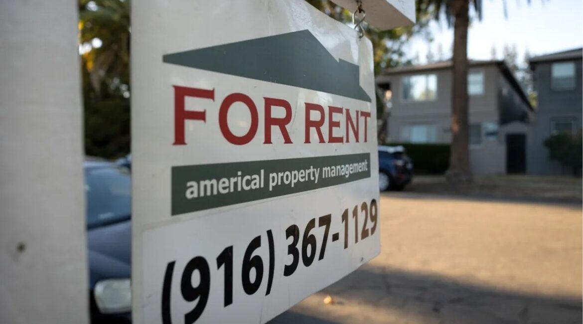 A for rent sign in Sacramento on June 28, 2022. Photo by Miguel Gutierrez Jr., CalMatters