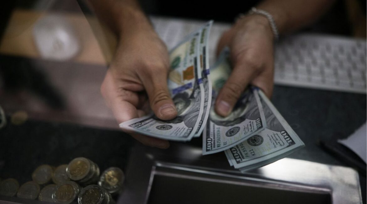 A person counts U.S. one-hundred dollar bills at a currency exchange office, in Santiago, Chile April 4, 2025. (Reuters File)