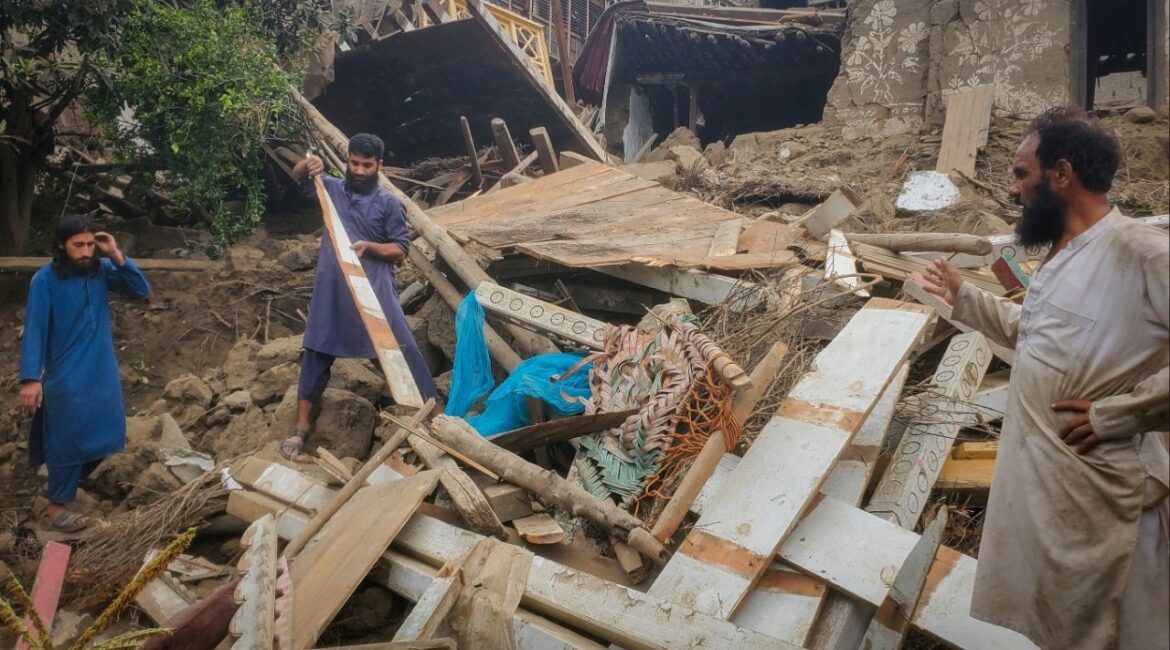 Afghan men search for their belongings amidst the rubble of a collapsed house after a deadly magnitude-6 earthquake that struck Afghanistan around midnight, in Dara Mazar, in Kunar province, Afghanistan, September 1, 2025. REUTERS/Stringer