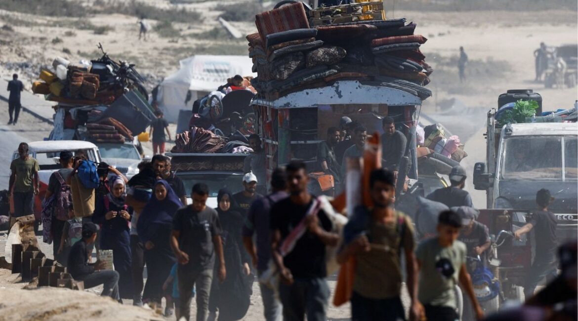 Displaced Palestinians fleeing northern Gaza due to an Israeli military operation, move southward after Israeli forces ordered residents of Gaza City to evacuate to the south, in the central Gaza Strip September 25, 2025. (Reuters/Mahmoud Issa)