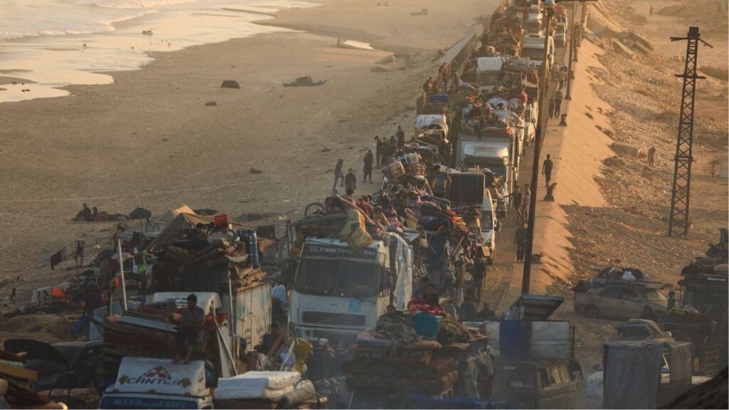 Displaced Palestinians, fleeing northern Gaza due to an Israeli military operation, move southward after Israeli forces ordered residents of Gaza City to evacuate to the south, in the central Gaza Strip, September 18, 2025. (Reuters/Dawoud Abu Alkas)