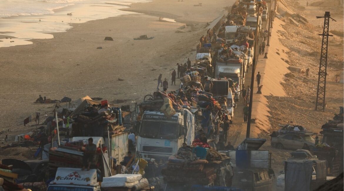 Displaced Palestinians, fleeing northern Gaza due to an Israeli military operation, move southward after Israeli forces ordered residents of Gaza City to evacuate to the south, in the central Gaza Strip, September 18, 2025. (Reuters/Dawoud Abu Alkas)