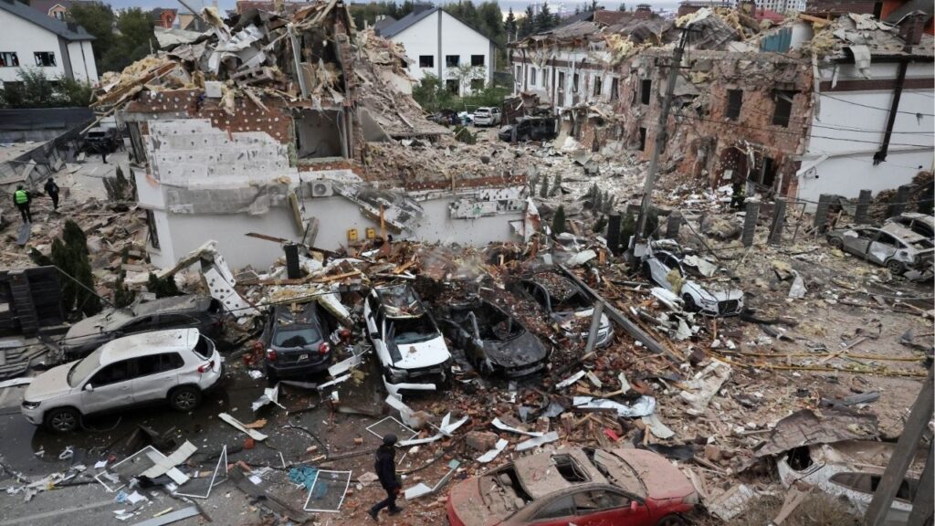 Emergency workers operate at an impact site in a residential neighbourhood after Russian drone and missile attacks in Kyiv, Ukraine, September 28, 2025. REUTERS/Thomas Peter