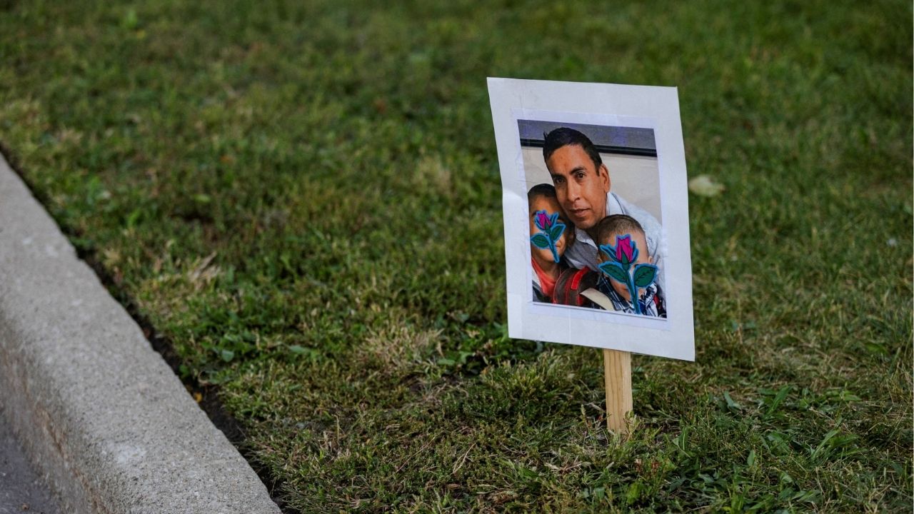 FILE PHOTO: A yard sign with the photo of Silverio Villegas-Gonzalez and his children sits near a memorial, near where he was shot and killed by federal agents during a traffic stop, after U.S. President Donald Trump ordered increased federal law enforcement presence to assist in crime prevention, in Franklin Park, Illinois, U.S. September 15, 2025. REUTERS/Jim Vondruska/File Photo