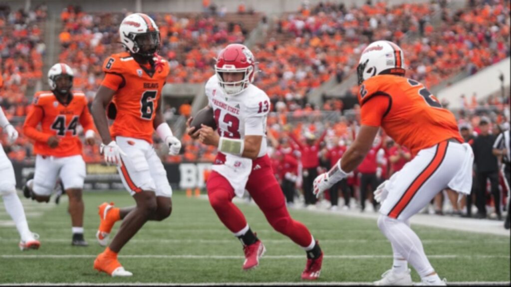 Head coach Matt Entz is standing by quarterback E.J. Warner, seen here scoring on a 30-yard run at Oregon State on Sept. 6, 2025. (Fresno State)