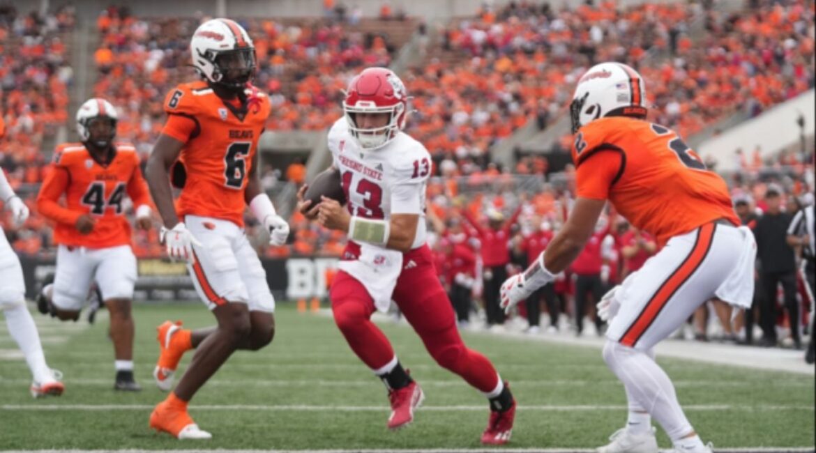 Head coach Matt Entz is standing by quarterback E.J. Warner, seen here scoring on a 30-yard run at Oregon State on Sept. 6, 2025. (Fresno State)