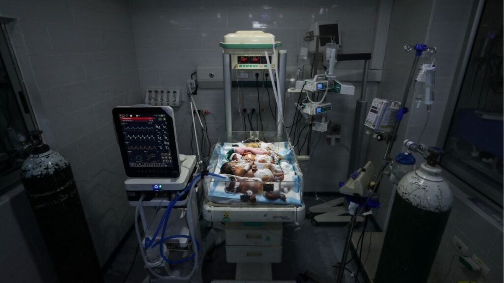 Palestinian newborns share an incubator at Al-Helou hospital due to fuel crisis, according to medics, amid the Israeli military offensive, in Gaza City, July 10, 2025. (Reuters/Mahmoud Issa)