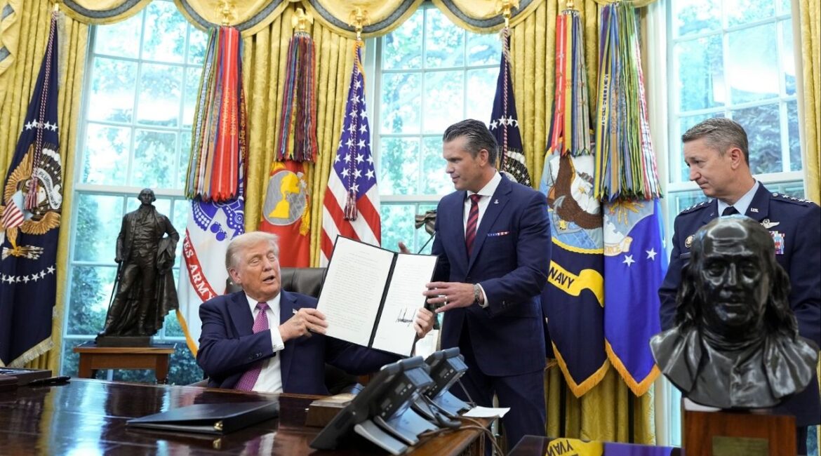 President Donald Trump signs an executive order on renaming the Department of Defense alongside Secretary of Defense Pete Hegseth in the Oval Office in Washington, on Friday, Sept. 5, 2025. Trump’s executive order authorizes the Department of Defense and the secretary of defense to be called the Department of War and the secretary of war. It is unclear how it will be formalized given that Congress approved the name. (Haiyun Jiang/The New York Times)