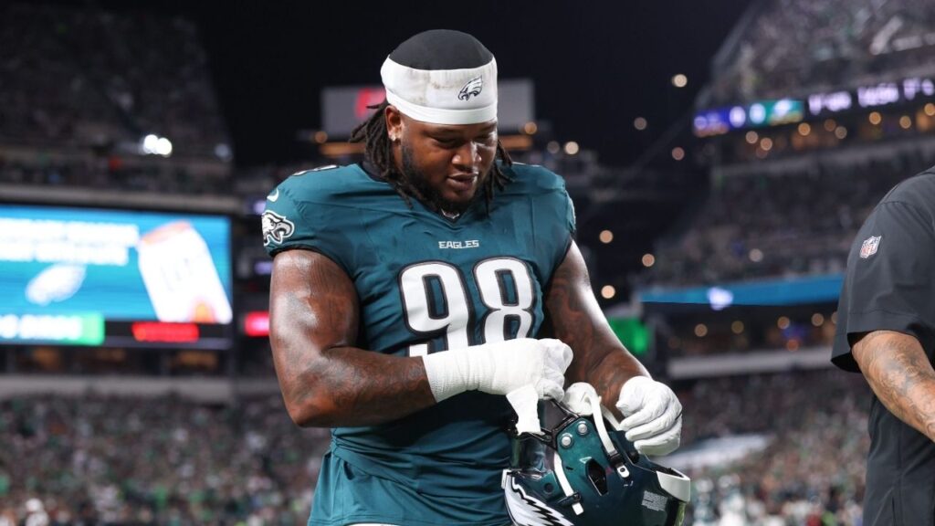 Sep 4, 2025; Philadelphia, Pennsylvania, USA; Philadelphia Eagles defensive tackle Jalen Carter (98) walks off the field after being ejected during the first quarter of the game against the Dallas Cowboys at Lincoln Financial Field. (Bill Streicher-Imagn Images)
