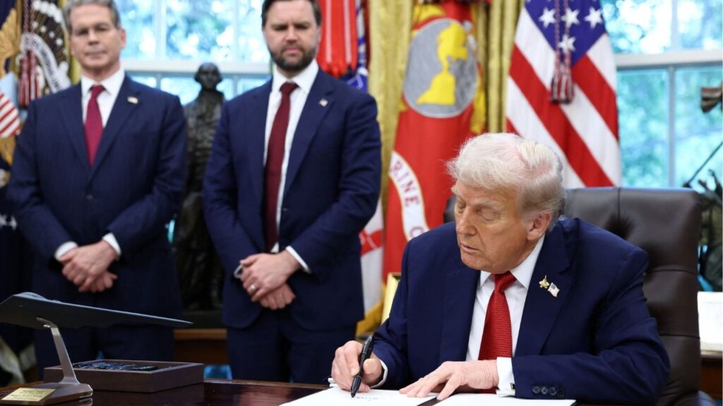 U.S. President Donald Trump signs an executive order on a deal that would divest TikTok's U.S. operations from ByteDance from its Chinese owner ByteDance, at the White House in Washington, D.C., U.S., September 25, 2025. (Reuters/Kevin Lamarque)